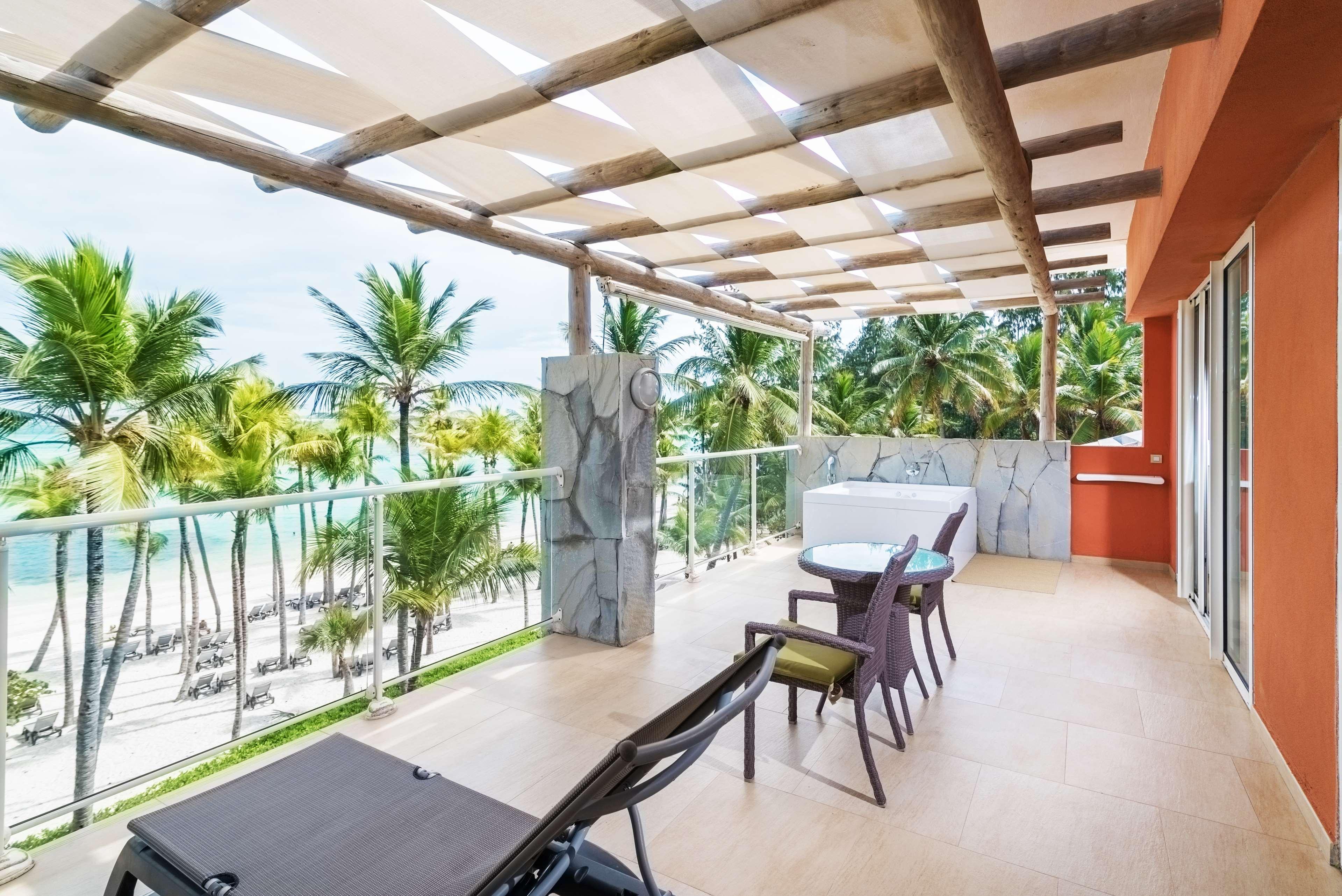 Barcelo Bavaro Palace All Inclusive (Adults Only) Exterior foto Balcony of a suite at the Hard Rock Hotel