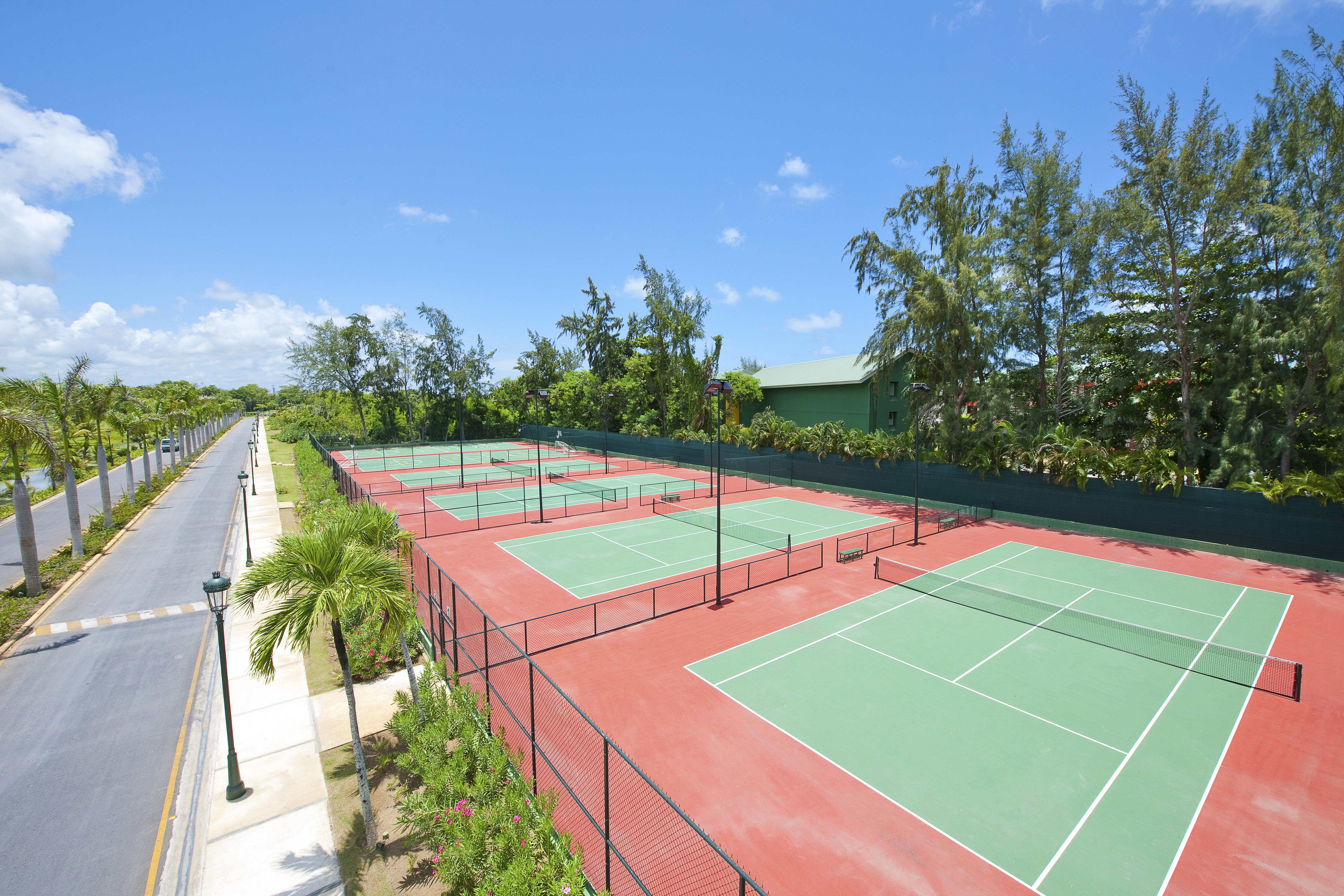 Barcelo Bavaro Palace All Inclusive (Adults Only) Exterior foto Tennis courts at the resort